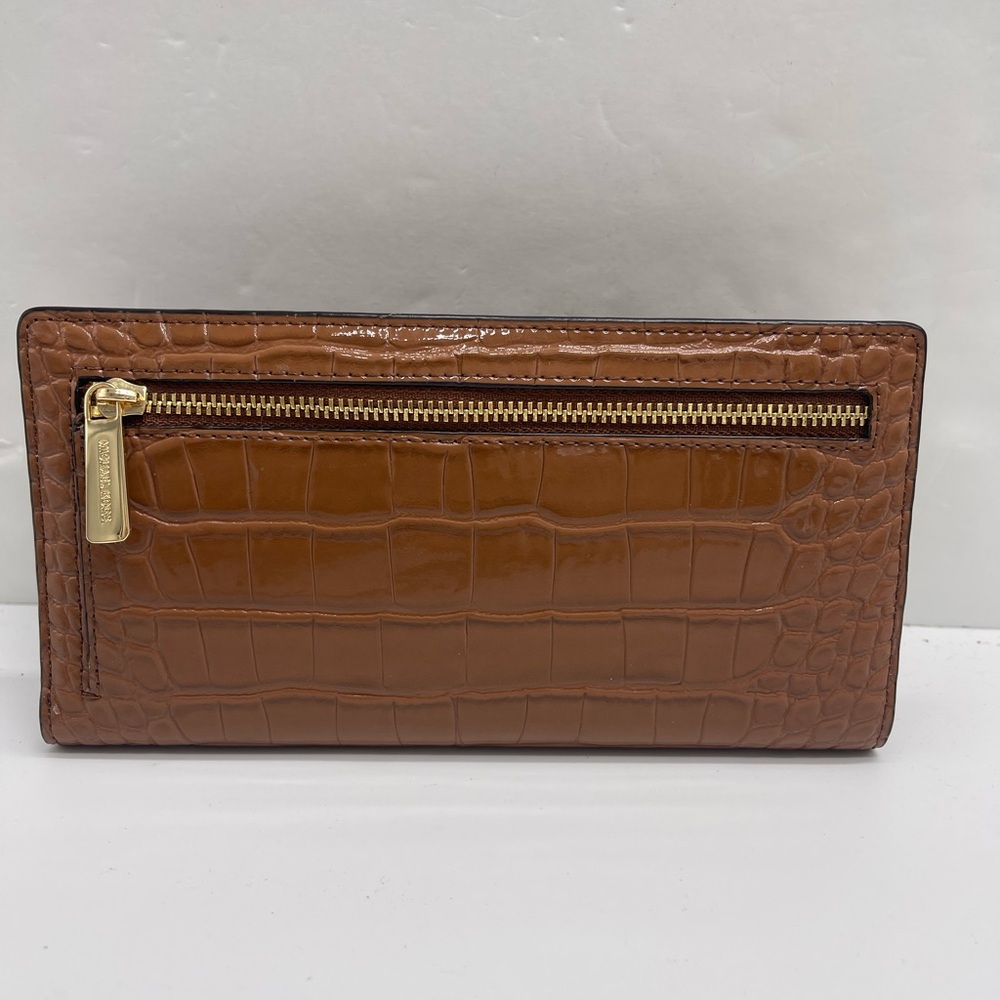 MICHAEL KORS Carson Large Crocodile Embossed Bifold Snap Wallet
Luggage
NWT - Picture 16 of 16